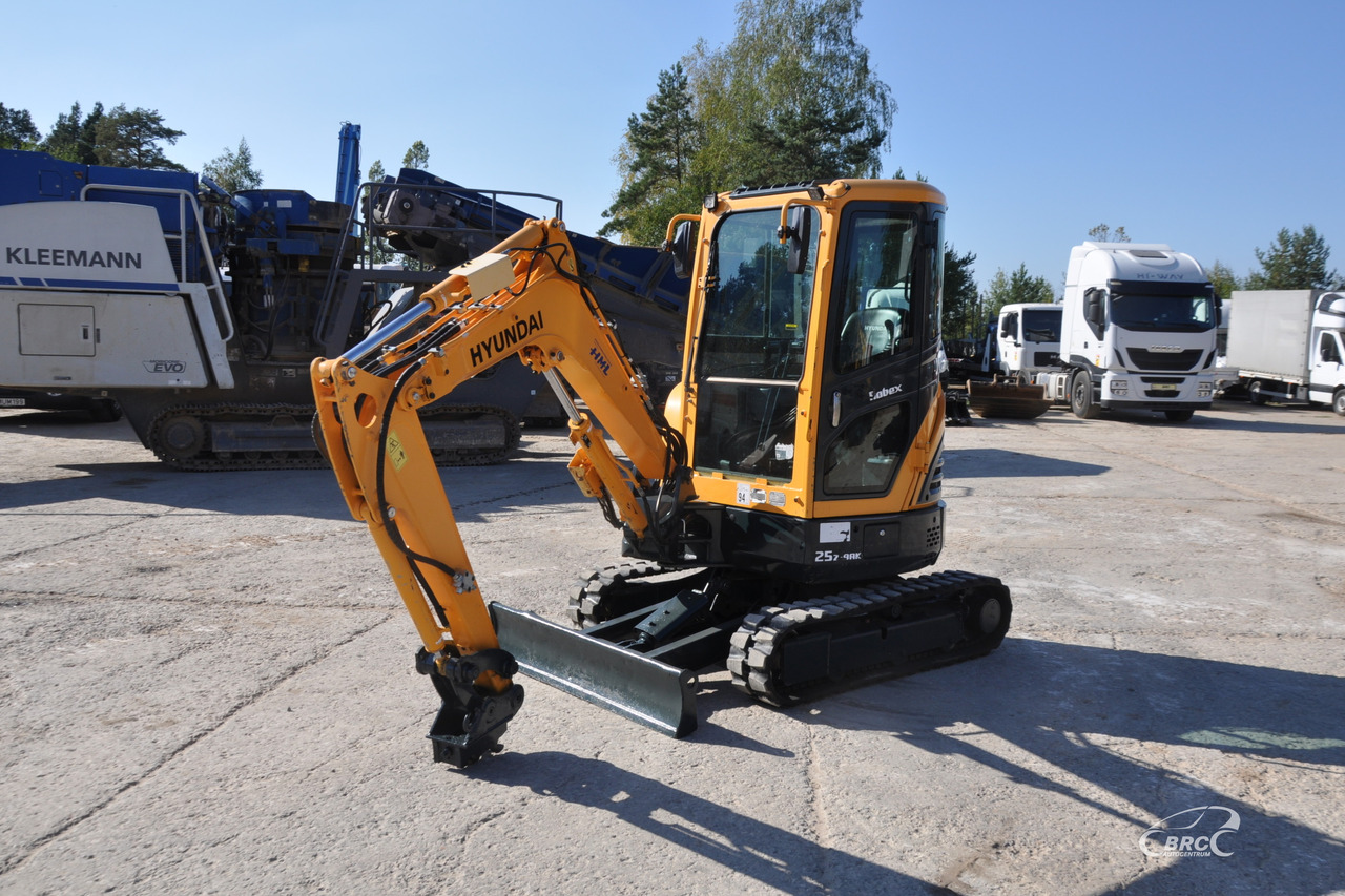 Hyundai R25Z-9AK - حفار صغير: صورة 1 Hyundai R25Z-9AK - حفار صغير: صورة 1
