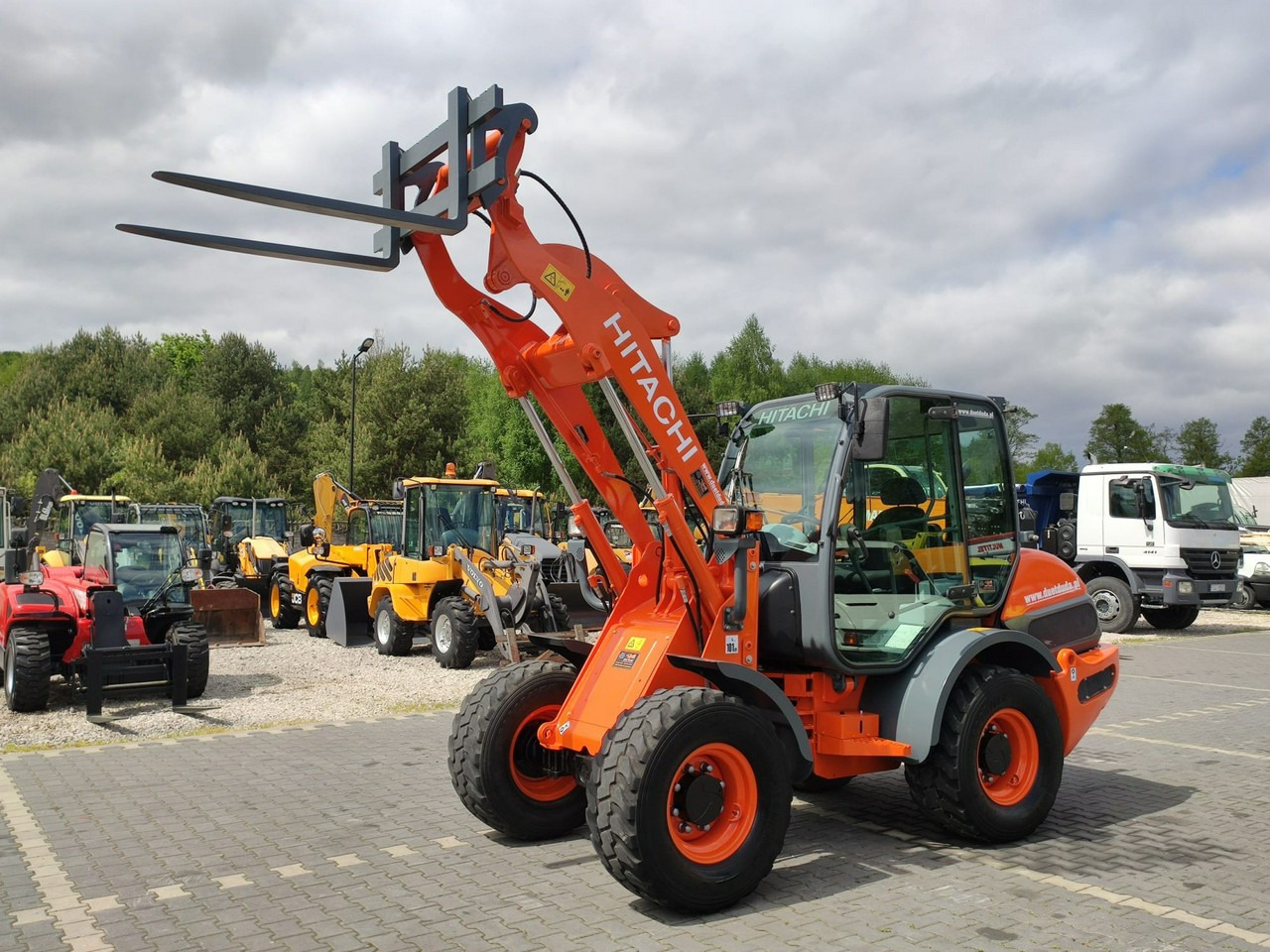 Hitachi ZW75 Wheel Loader Szybko-Złącze Widły Stan Bardzo Dobry - اللودر بعجل: صورة 1 Hitachi ZW75 Wheel Loader Szybko-Złącze Widły Stan Bardzo Dobry - اللودر بعجل: صورة 1