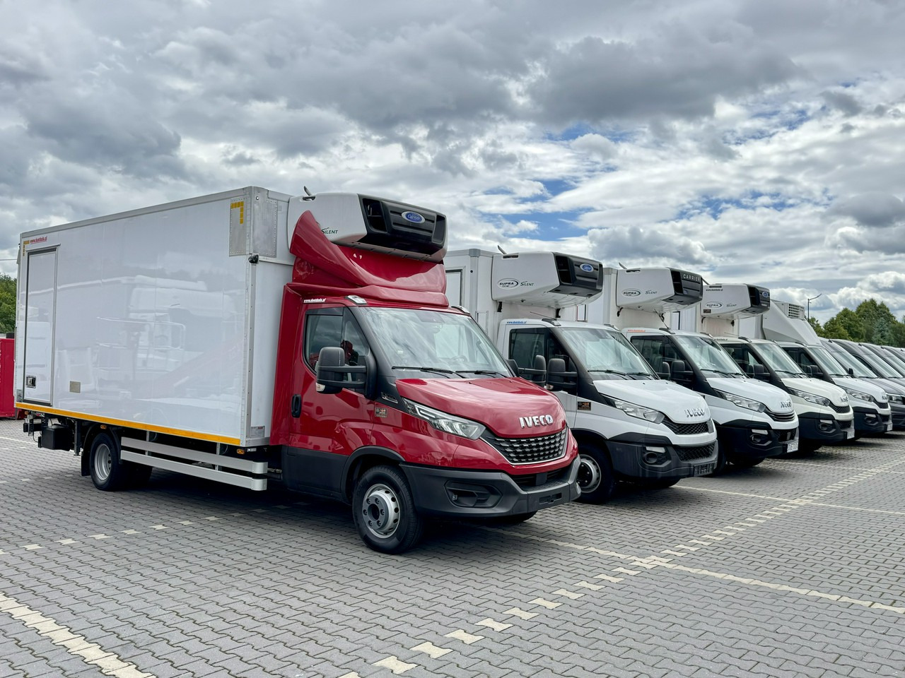 Iveco Daily 72C21 Mroźnia HI-MATIC Ściana Grodziowa Multitemperatura - شاحنة توصيل مبردة: صورة 1 Iveco Daily 72C21 Mroźnia HI-MATIC Ściana Grodziowa Multitemperatura - شاحنة توصيل مبردة: صورة 1