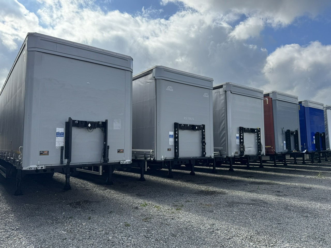 Kogel Coil mulda 3 Osie SAF Dach i Boki Zsuwane - نصف مقطورة بستائر جانبية: صورة 2 Kogel Coil mulda 3 Osie SAF Dach i Boki Zsuwane - نصف مقطورة بستائر جانبية: صورة 2