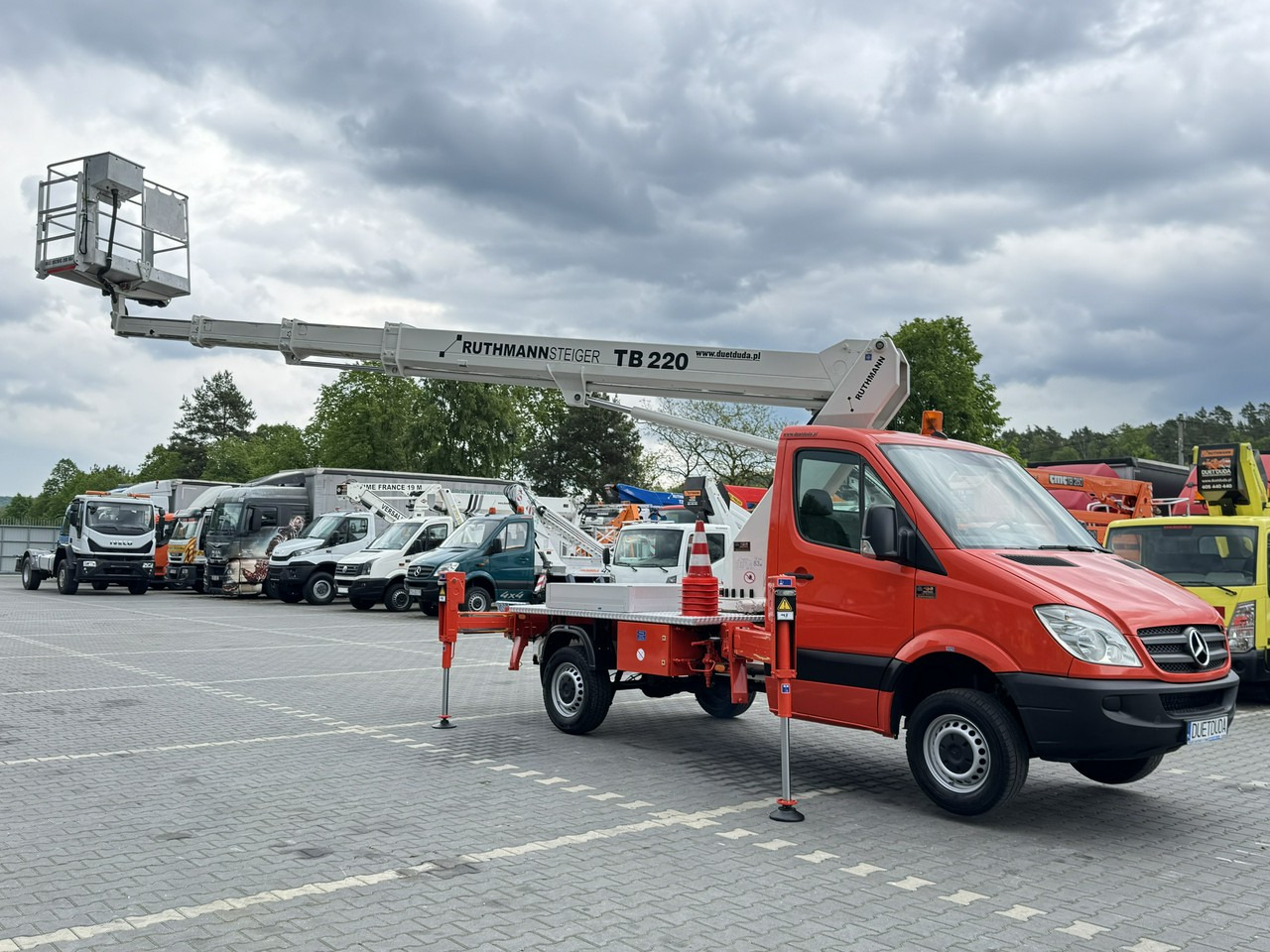 Mercedes Sprinter - منصة محمولة مثبتة على الشاحنة: صورة 1 Mercedes Sprinter - منصة محمولة مثبتة على الشاحنة: صورة 1