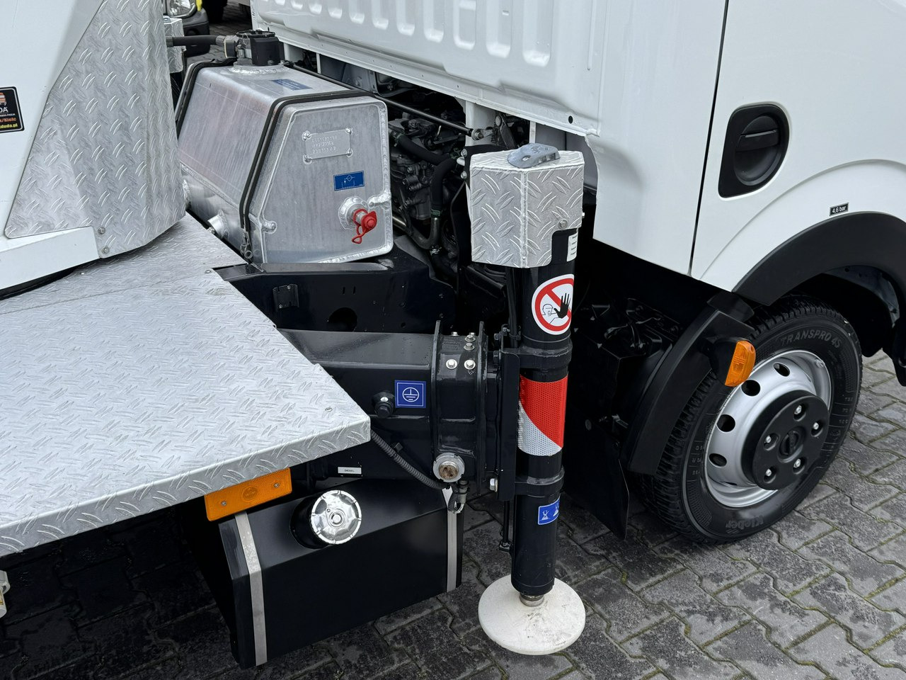 منصة محمولة مثبتة على الشاحنة Nissan Cabstar: صورة 20