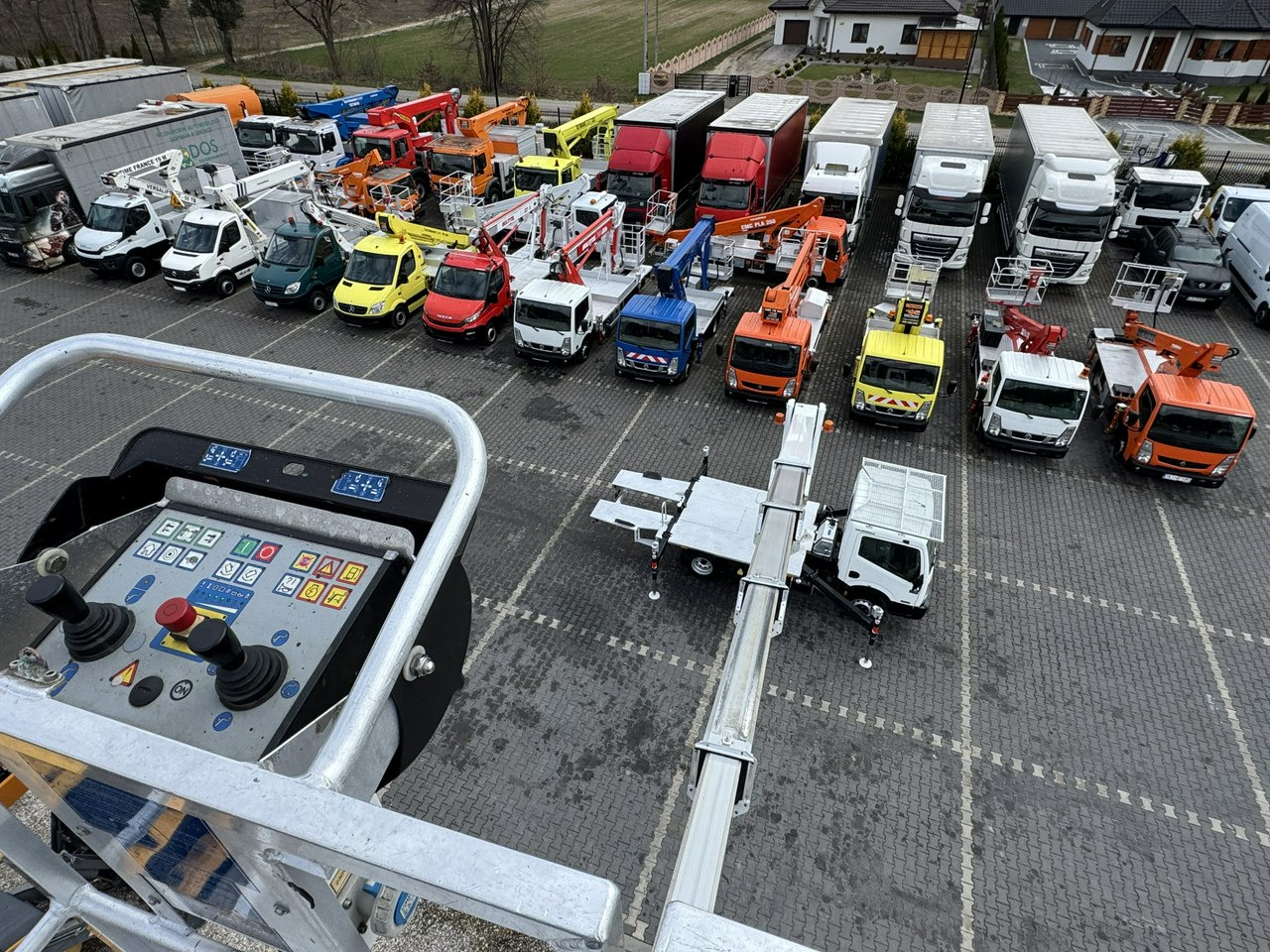 منصة محمولة مثبتة على الشاحنة Nissan Cabstar: صورة 14