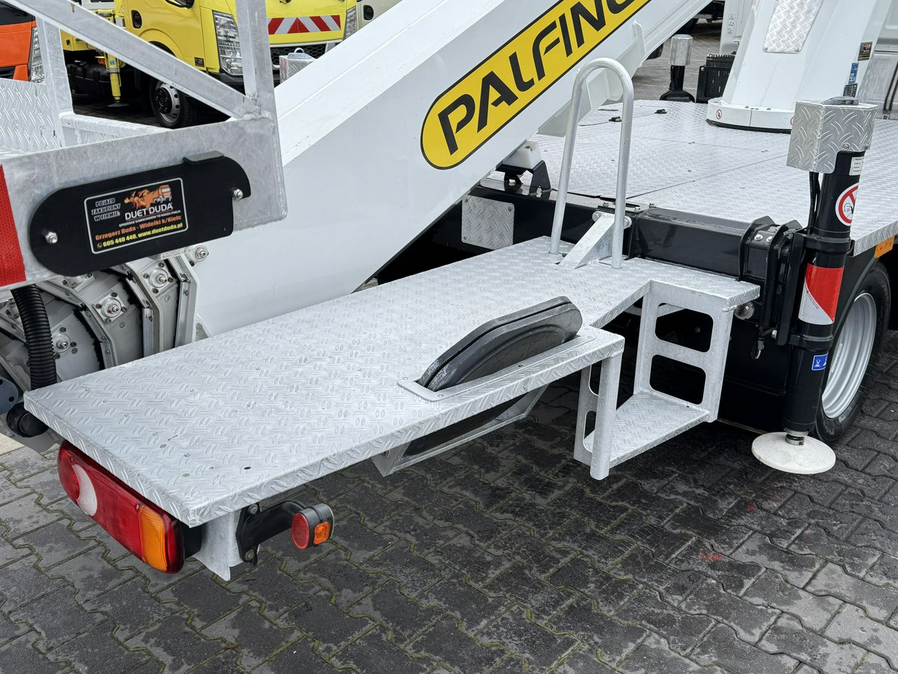 منصة محمولة مثبتة على الشاحنة Nissan Cabstar: صورة 23