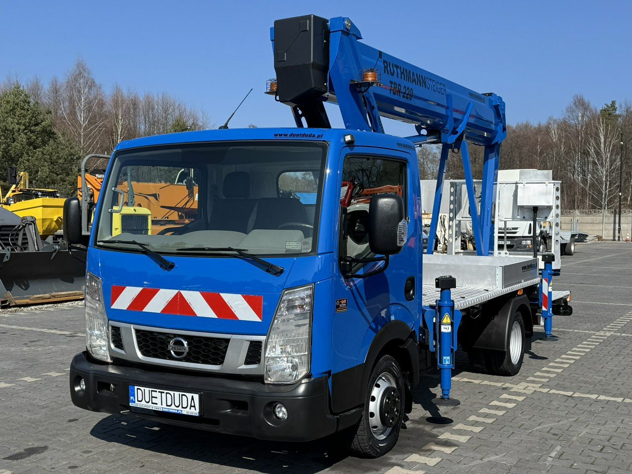 Nissan Cabstar - منصة محمولة مثبتة على الشاحنة: صورة 3 Nissan Cabstar - منصة محمولة مثبتة على الشاحنة: صورة 3