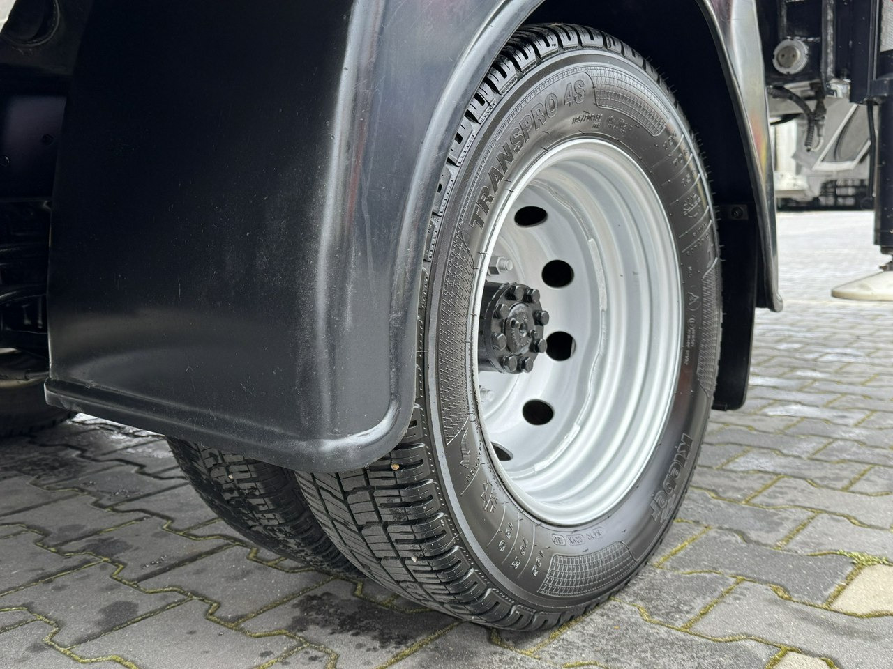 منصة محمولة مثبتة على الشاحنة Nissan Cabstar: صورة 12