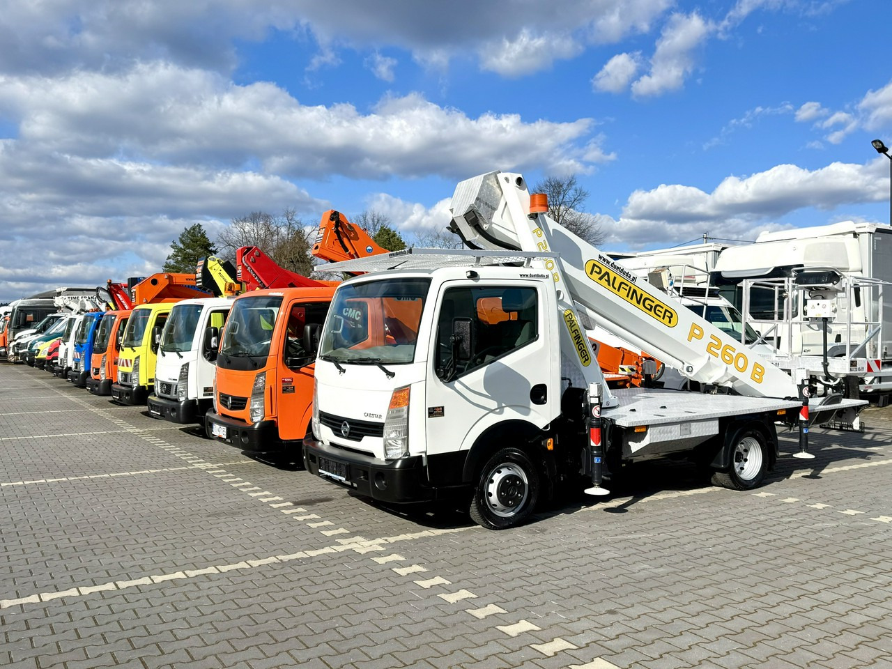 Nissan Cabstar - منصة محمولة مثبتة على الشاحنة: صورة 1 Nissan Cabstar - منصة محمولة مثبتة على الشاحنة: صورة 1