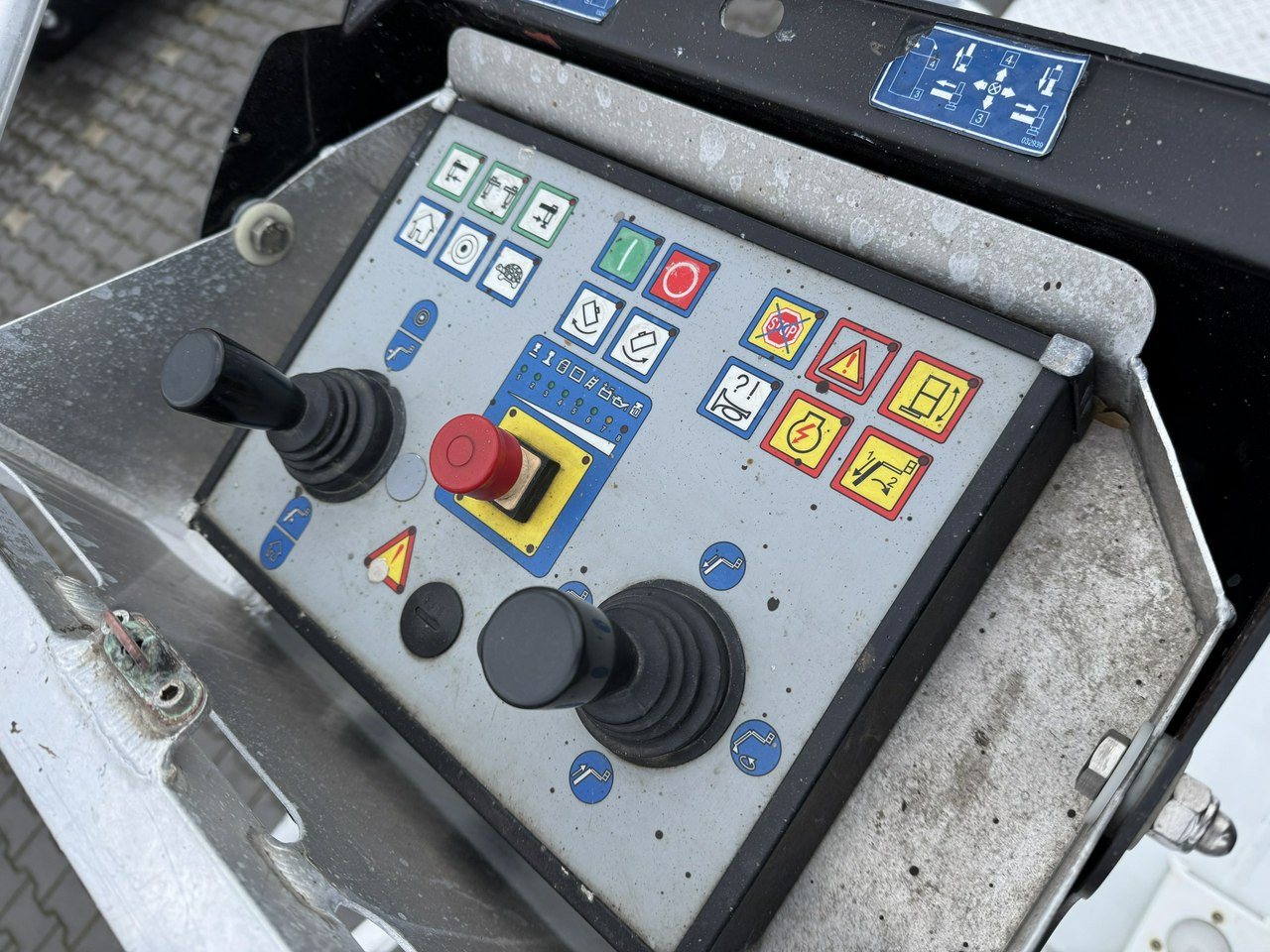 منصة محمولة مثبتة على الشاحنة Nissan Cabstar: صورة 18