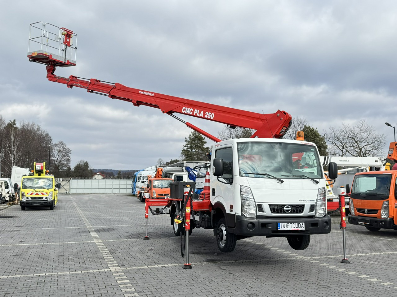 Nissan Cabstar - منصة محمولة مثبتة على الشاحنة: صورة 2 Nissan Cabstar - منصة محمولة مثبتة على الشاحنة: صورة 2
