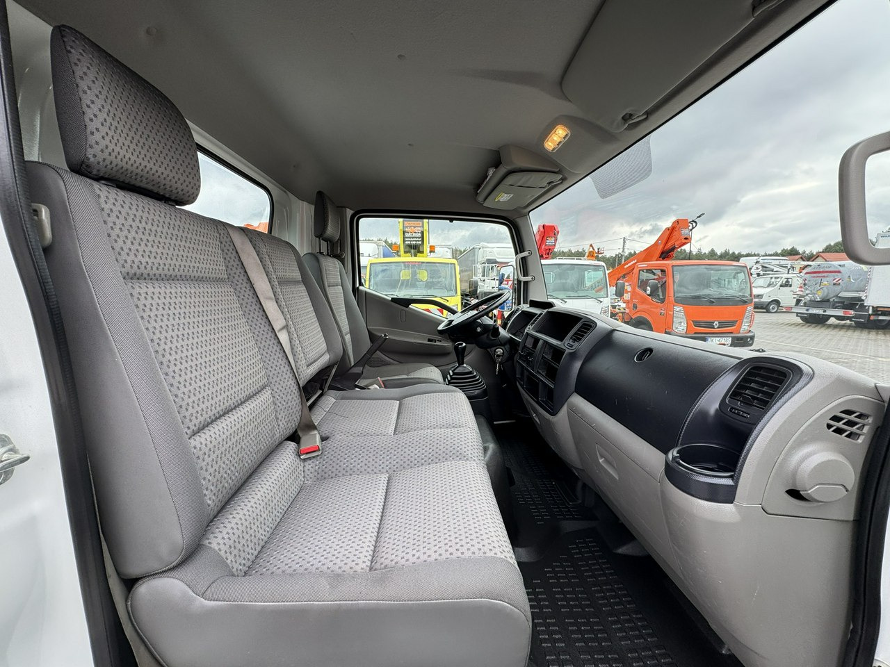 منصة محمولة مثبتة على الشاحنة Nissan Cabstar: صورة 31