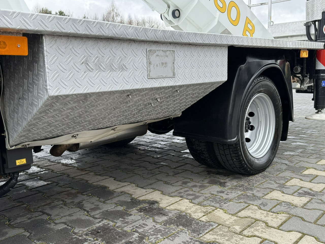 منصة محمولة مثبتة على الشاحنة Nissan Cabstar: صورة 11