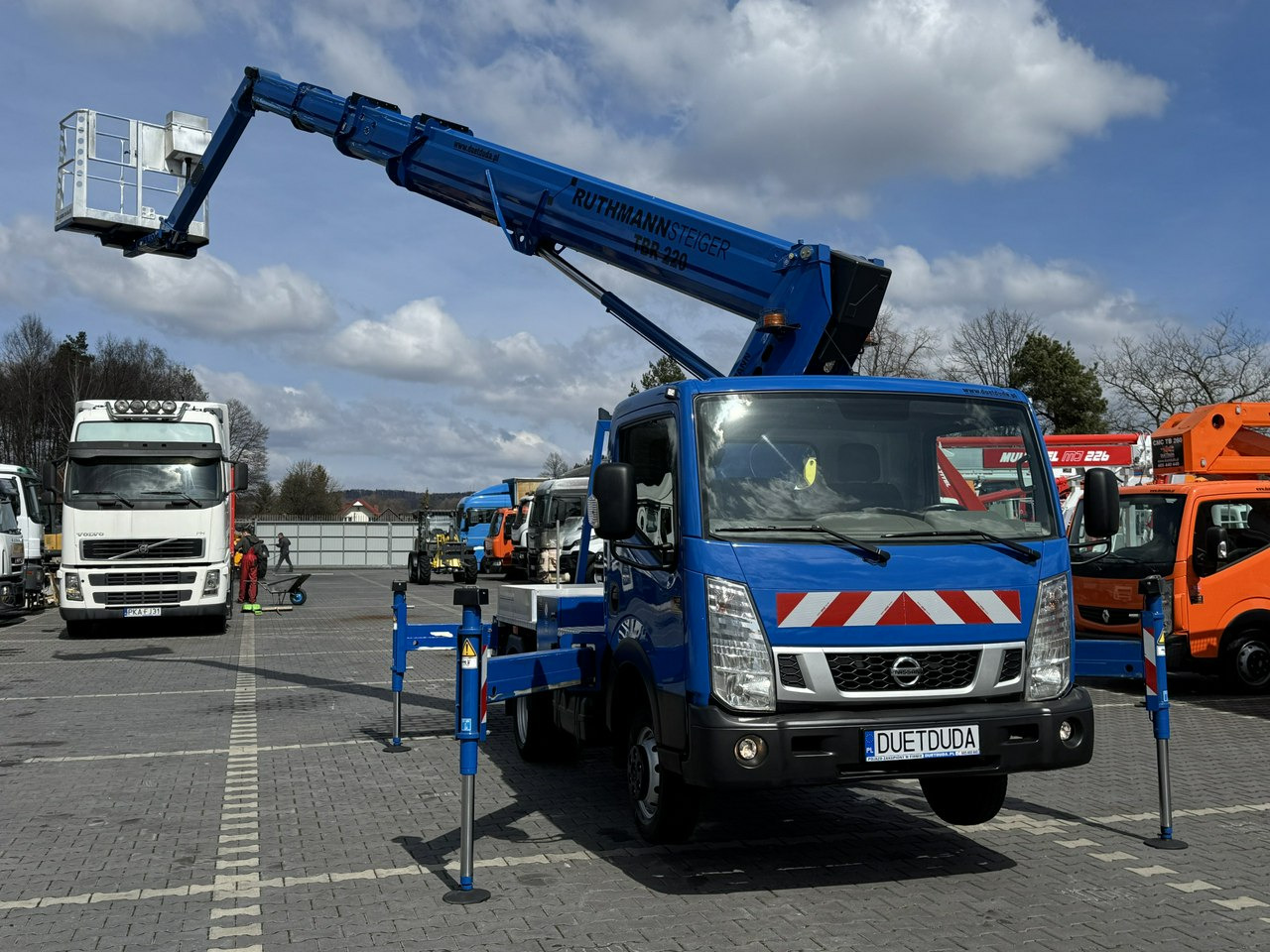 Nissan Cabstar - منصة محمولة مثبتة على الشاحنة: صورة 2 Nissan Cabstar - منصة محمولة مثبتة على الشاحنة: صورة 2