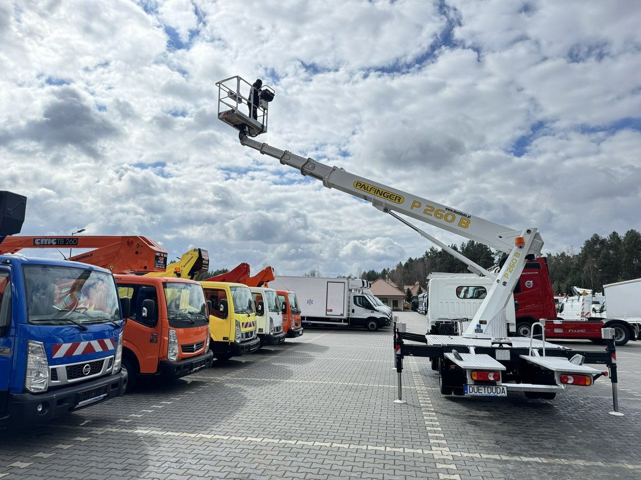 منصة محمولة مثبتة على الشاحنة Nissan Cabstar: صورة 24