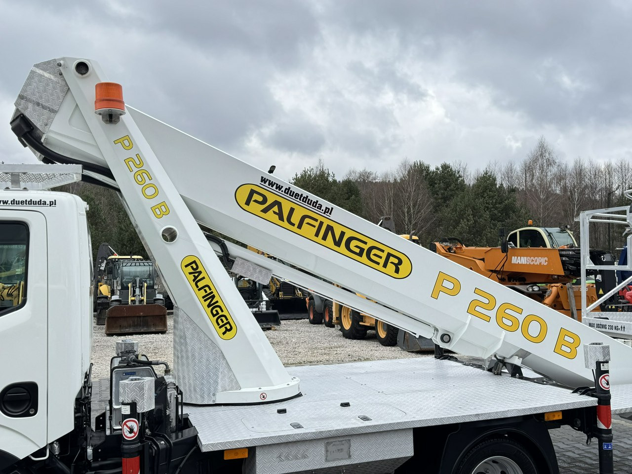 منصة محمولة مثبتة على الشاحنة Nissan Cabstar: صورة 10