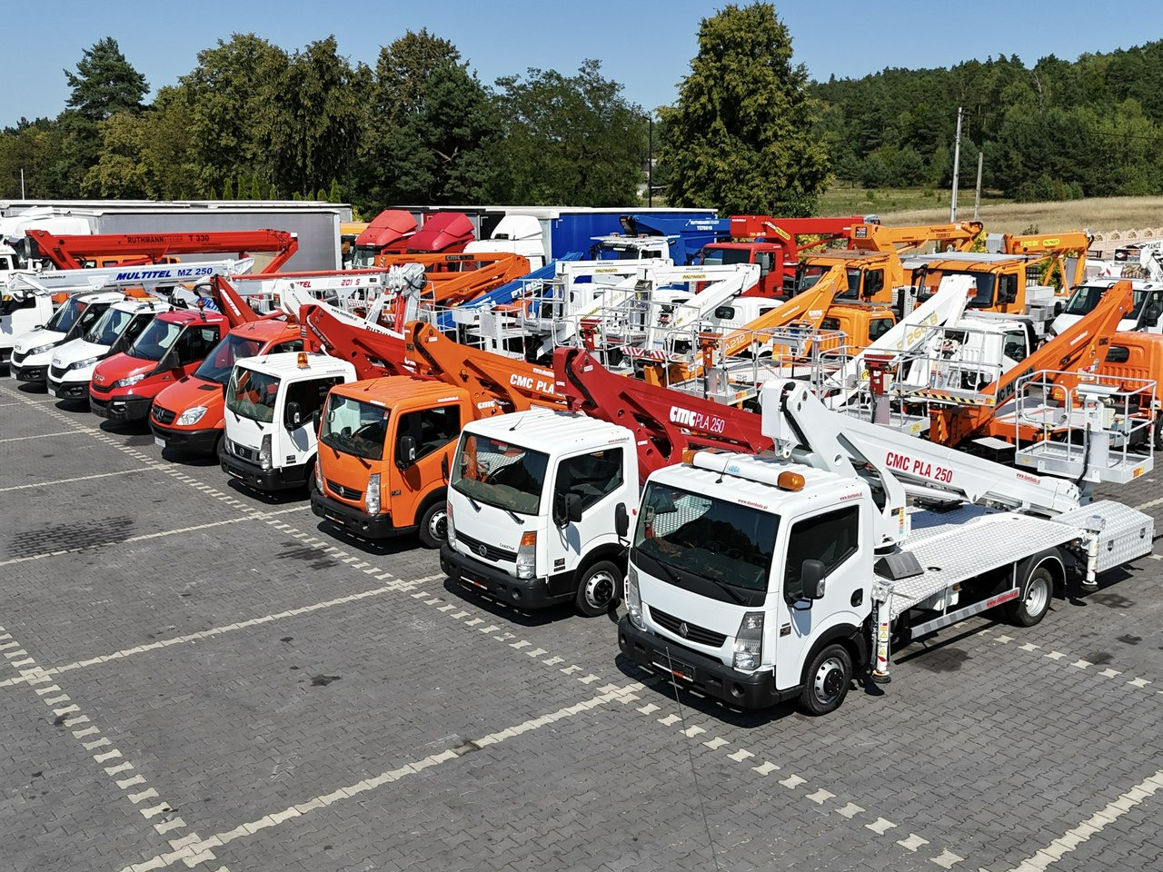 Nissan Zwyżka Podnośnik Koszowy 4X4 CABSTAR MAXITY SPRINTER - منصة محمولة مثبتة على الشاحنة: صورة 1 Nissan Zwyżka Podnośnik Koszowy 4X4 CABSTAR MAXITY SPRINTER - منصة محمولة مثبتة على الشاحنة: صورة 1