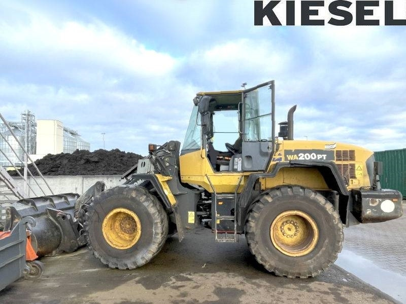 Komatsu WA 200 PT-5 - اللودر بعجل: صورة 1 Komatsu WA 200 PT-5 - اللودر بعجل: صورة 1