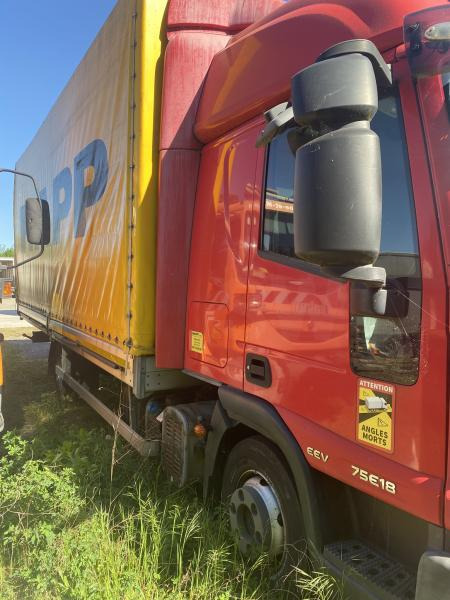 Iveco - شاحنة ذات ستائر جانبية: صورة 4 Iveco - شاحنة ذات ستائر جانبية: صورة 4
