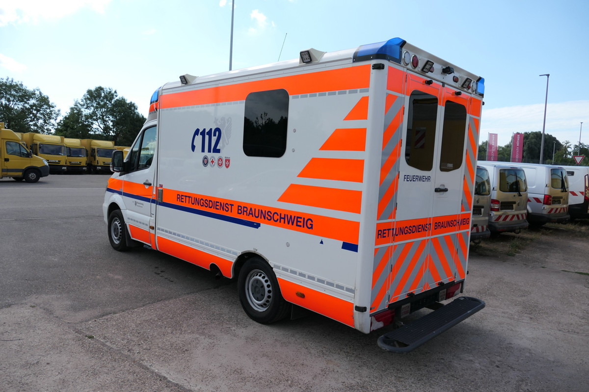 MERCEDES-BENZ 319 Sprinter 6-Zylinder Rettungswagen Strobel - سيارة إسعاف: صورة 4 MERCEDES-BENZ 319 Sprinter 6-Zylinder Rettungswagen Strobel - سيارة إسعاف: صورة 4
