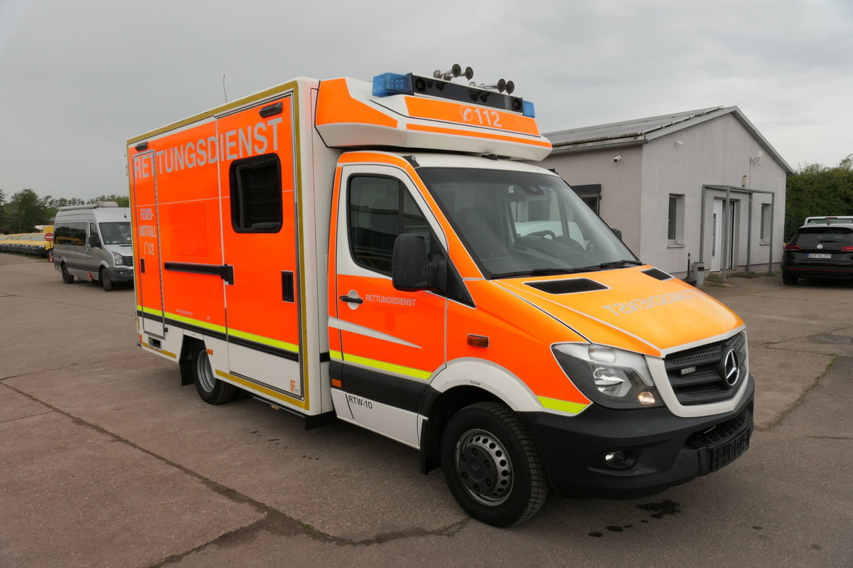 MERCEDES-BENZ Sprinter 519 CDI Klima Krankenwagen - سيارة إسعاف: صورة 1 MERCEDES-BENZ Sprinter 519 CDI Klima Krankenwagen - سيارة إسعاف: صورة 1