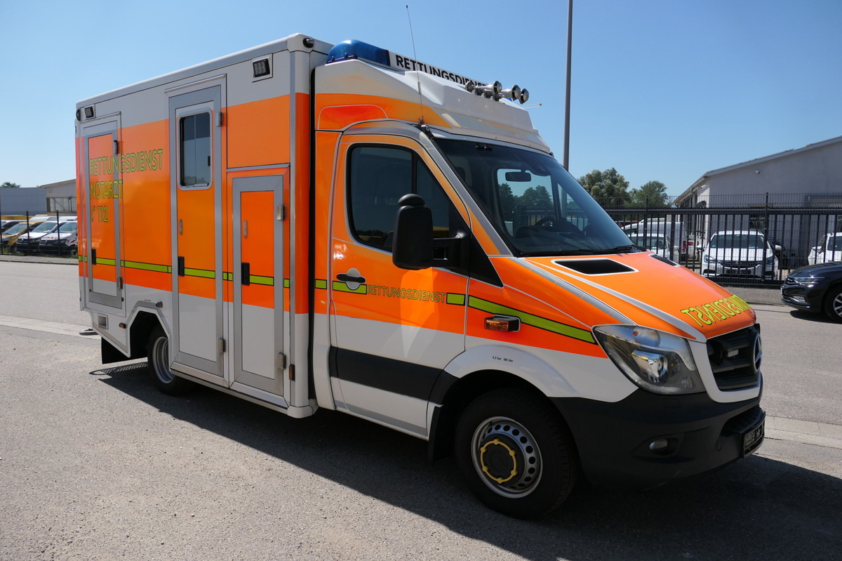 MERCEDES-BENZ Sprinter 519 CDI Klima Krankenwagen - سيارة إسعاف: صورة 1 MERCEDES-BENZ Sprinter 519 CDI Klima Krankenwagen - سيارة إسعاف: صورة 1