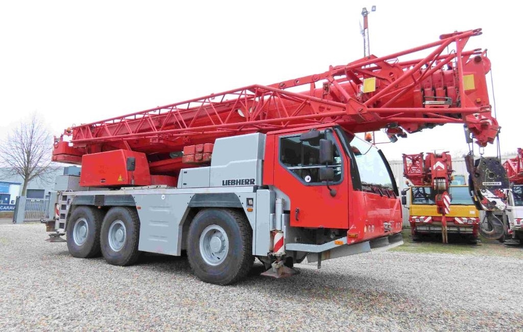 Liebherr LTM 1055-3.2 - رافعة لجميع التضاريس: صورة 2 Liebherr LTM 1055-3.2 - رافعة لجميع التضاريس: صورة 2