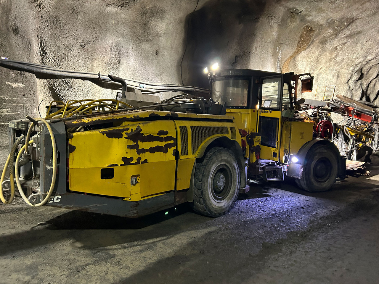 Atlas Copco Boltec EC - ماكينة حفر التجاويف الاتجاهية: صورة 2 Atlas Copco Boltec EC - ماكينة حفر التجاويف الاتجاهية: صورة 2