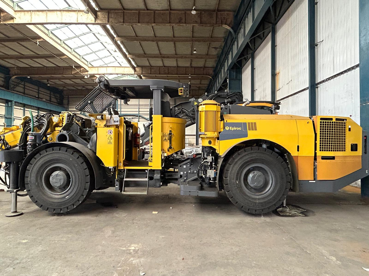 Atlas Copco (Epiroc) Boltec EC - ماكينة حفر التجاويف الاتجاهية: صورة 1 Atlas Copco (Epiroc) Boltec EC - ماكينة حفر التجاويف الاتجاهية: صورة 1