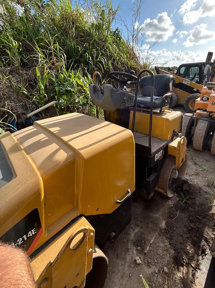 Caterpillar CB-214E - مدحلة: صورة 4 Caterpillar CB-214E - مدحلة: صورة 4