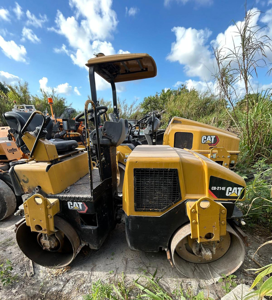 Caterpillar CB-214E - مدحلة: صورة 2 Caterpillar CB-214E - مدحلة: صورة 2