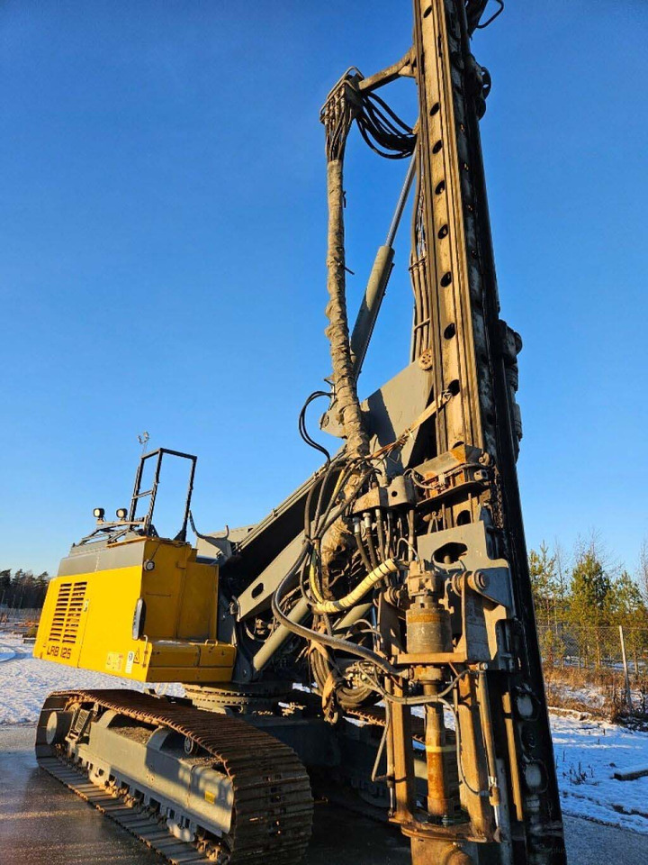 Liebherr LRB 125 - ناقلة الأكوام: صورة 1 Liebherr LRB 125 - ناقلة الأكوام: صورة 1