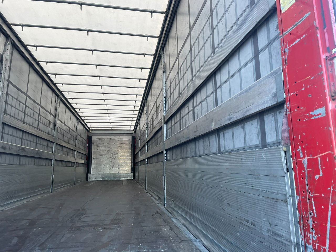 Schmitz Cargobull SCB-S3T EN 12642-XL Allu borden - disc brakes 2 x toolbox / tu - نصف مقطورة بستائر جانبية: صورة 5 Schmitz Cargobull SCB-S3T EN 12642-XL Allu borden - disc brakes 2 x toolbox / tu - نصف مقطورة بستائر جانبية: صورة 5