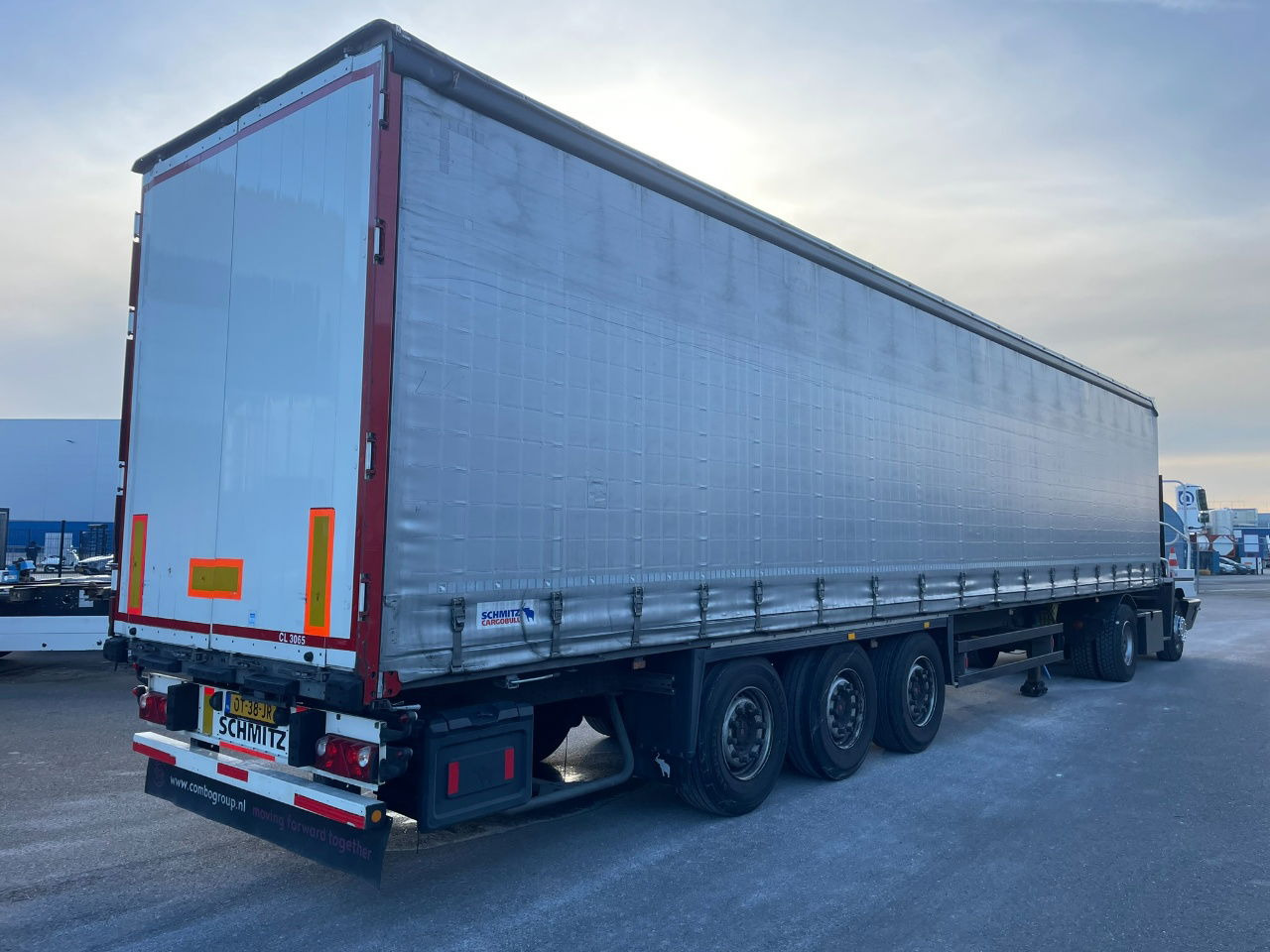 Schmitz Cargobull SCB-S3T EN 12642-XL Allu borden - disc brakes 2 x toolbox / tu - نصف مقطورة بستائر جانبية: صورة 4 Schmitz Cargobull SCB-S3T EN 12642-XL Allu borden - disc brakes 2 x toolbox / tu - نصف مقطورة بستائر جانبية: صورة 4