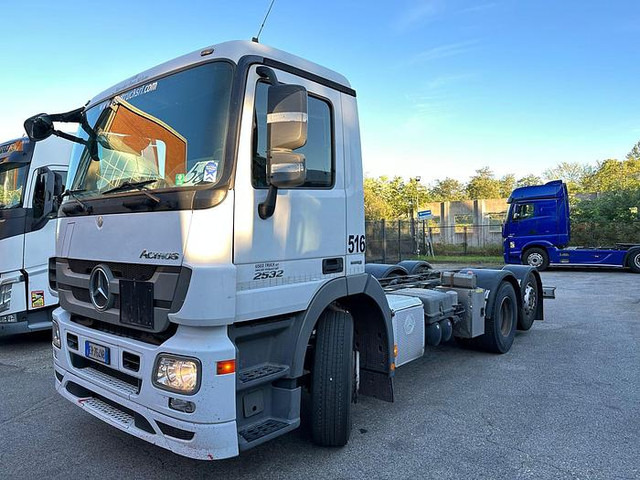 Mercedes-Benz ACTROS 2532 - شاحنة بهيكل معدني للمقصورة: صورة 2 Mercedes-Benz ACTROS 2532 - شاحنة بهيكل معدني للمقصورة: صورة 2
