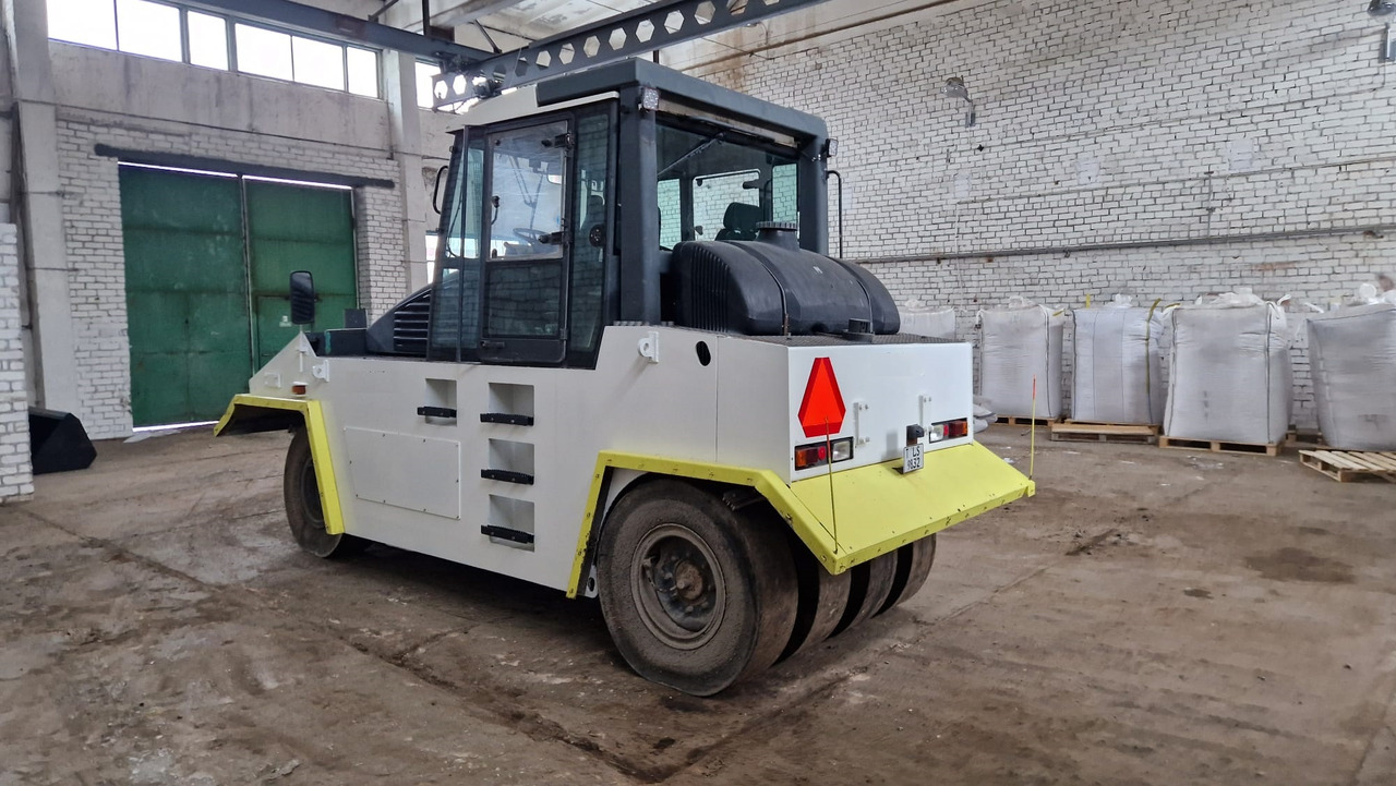 BOMAG BW24 R - رَصَّاص بعجلات مطاطية: صورة 3 BOMAG BW24 R - رَصَّاص بعجلات مطاطية: صورة 3