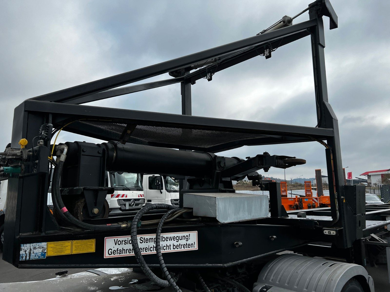 H&W 3- Achs Auflieger für Presscontainer H&W 3- Achs Auflieger für Presscontainer - ناقل حاوية/ نصف مقطورة بحاوية: صورة 3 H&W 3- Achs Auflieger für Presscontainer H&W 3- Achs Auflieger für Presscontainer - ناقل حاوية/ نصف مقطورة بحاوية: صورة 3