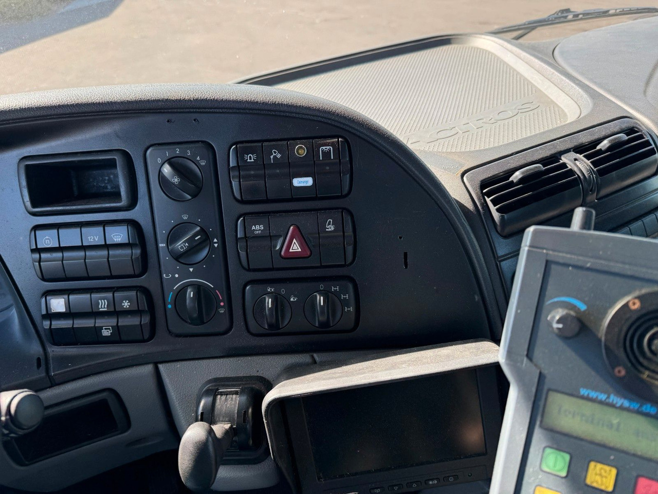 Mercedes-Benz Actros 3341 6x6 Kipperfahrgestell mit Zylinder - شاحنة بهيكل معدني للمقصورة: صورة 4 Mercedes-Benz Actros 3341 6x6 Kipperfahrgestell mit Zylinder - شاحنة بهيكل معدني للمقصورة: صورة 4
