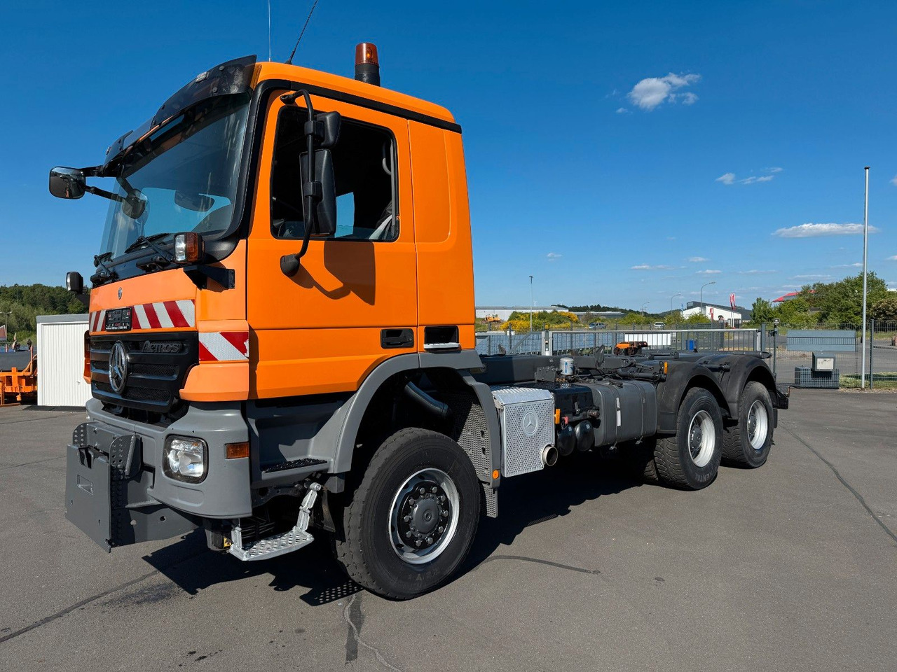 Mercedes-Benz Actros 3341 6x6 Kipperfahrgestell mit Zylinder - شاحنة بهيكل معدني للمقصورة: صورة 1 Mercedes-Benz Actros 3341 6x6 Kipperfahrgestell mit Zylinder - شاحنة بهيكل معدني للمقصورة: صورة 1