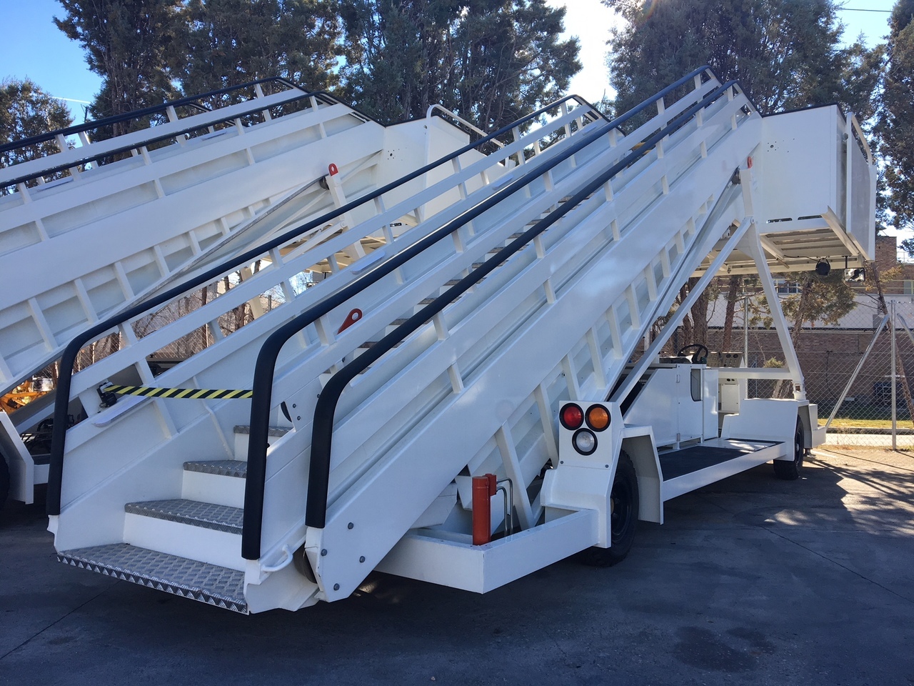 JBT Passenger Stairs Smart Step - سلالم الطائرة: صورة 1 JBT Passenger Stairs Smart Step - سلالم الطائرة: صورة 1