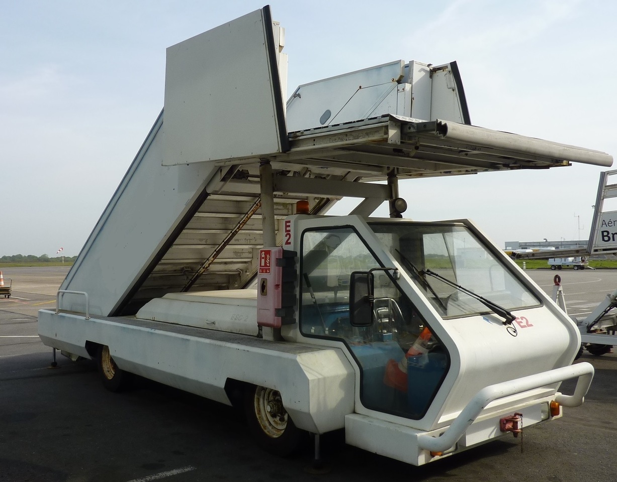 SOVAM Passenger Stairs 1.9 SPS - سلالم الطائرة: صورة 1 SOVAM Passenger Stairs 1.9 SPS - سلالم الطائرة: صورة 1