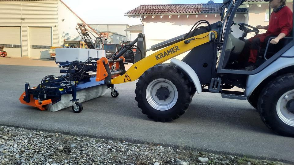 Kehrmaschine Kramer 1,2, 1,5, 1,8 2,3 2,8m Euro Radlader Hoflader - مقشة: صورة 2 Kehrmaschine Kramer 1,2, 1,5, 1,8 2,3 2,8m Euro Radlader Hoflader - مقشة: صورة 2