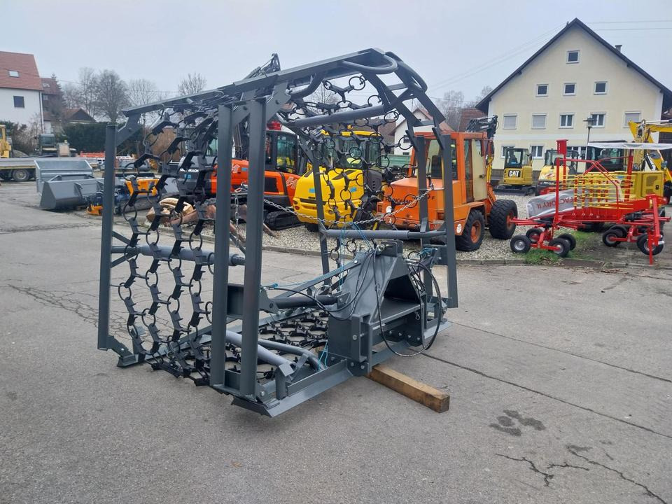 Wiesenegge 6 - 8m Wiesenstriegel Wiesenschleppe Schlepper - مسفلة ذات جنزير: صورة 2 Wiesenegge 6 - 8m Wiesenstriegel Wiesenschleppe Schlepper - مسفلة ذات جنزير: صورة 2