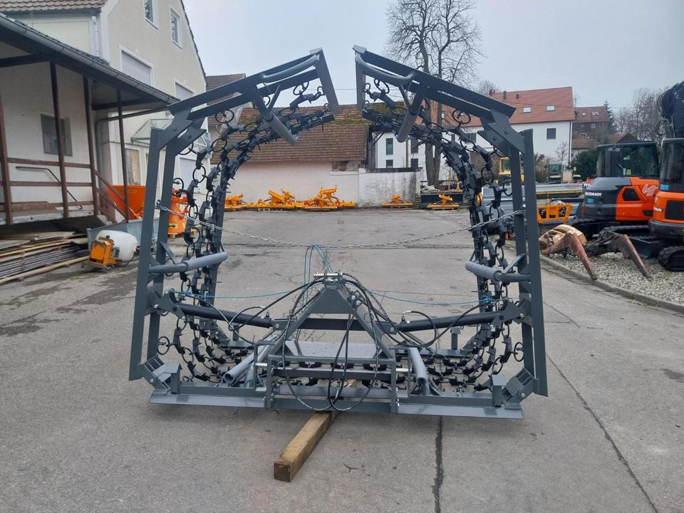 Wiesenegge 6 - 8m Wiesenstriegel Wiesenschleppe Schlepper - مسفلة ذات جنزير: صورة 1 Wiesenegge 6 - 8m Wiesenstriegel Wiesenschleppe Schlepper - مسفلة ذات جنزير: صورة 1