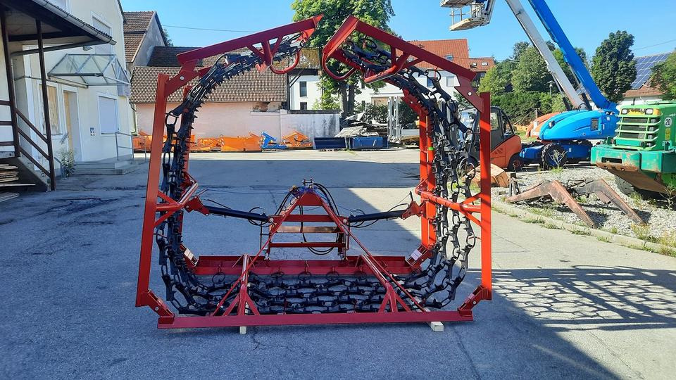 Wiesenegge 6 - 8m Wiesenstriegel Wiesenschleppe Schlepper - مسفلة ذات جنزير: صورة 1 Wiesenegge 6 - 8m Wiesenstriegel Wiesenschleppe Schlepper - مسفلة ذات جنزير: صورة 1