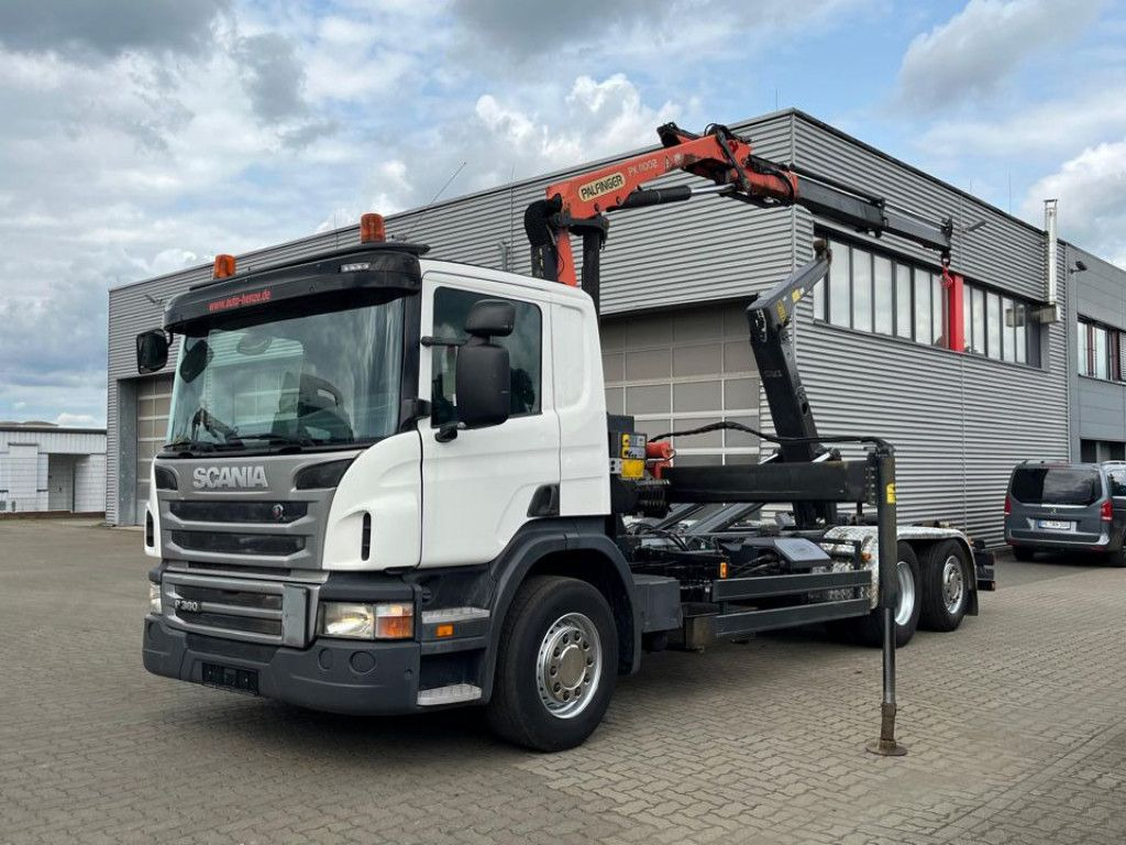 Scania P 360 6x2 Abrollkipper mit Kran Lift/Lenkachse Scania P 360 6x2 Abrollkipper mit Kran Lift/Lenkachse - شاحنة برافعة خطافية, شاحنة كرين: صورة 1 Scania P 360 6x2 Abrollkipper mit Kran Lift/Lenkachse Scania P 360 6x2 Abrollkipper mit Kran Lift/Lenkachse - شاحنة برافعة خطافية, شاحنة كرين: صورة 1