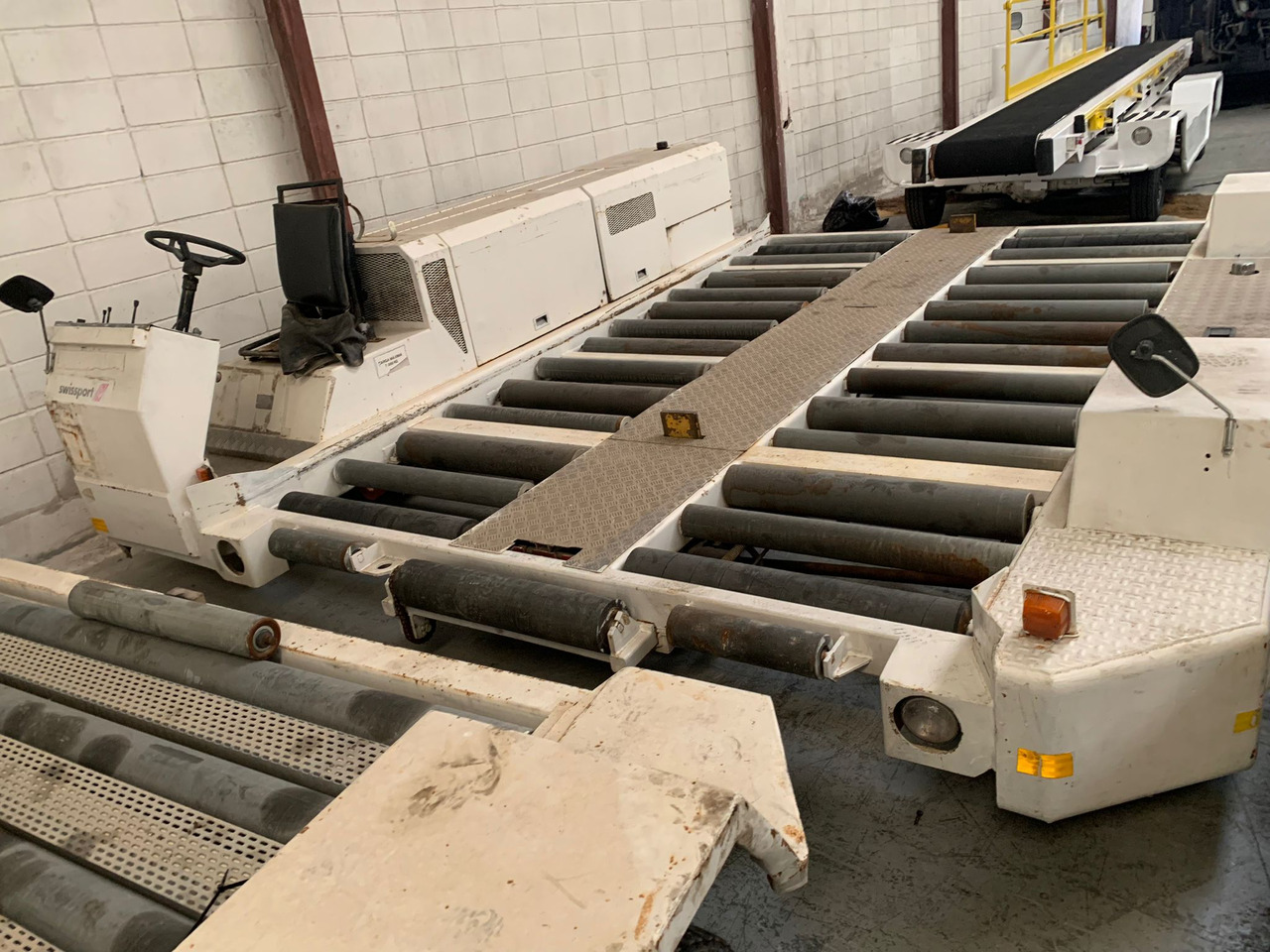 Pallet Transporter - معدات الدعم الأرضي: صورة 1 Pallet Transporter - معدات الدعم الأرضي: صورة 1