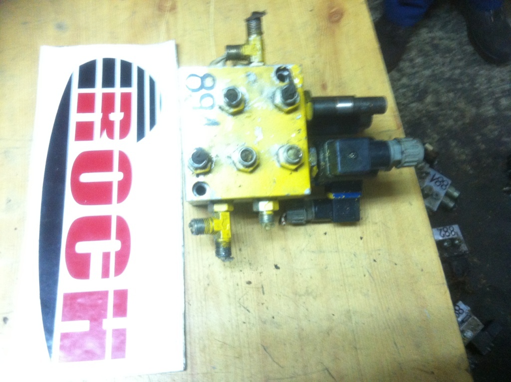 COMATROL 89 01 611 19 + 27VDC 28,5W - صمام هيدروليكي - آلات الإنشاء: صورة 1 COMATROL 89 01 611 19 + 27VDC 28,5W - صمام هيدروليكي - آلات الإنشاء: صورة 1