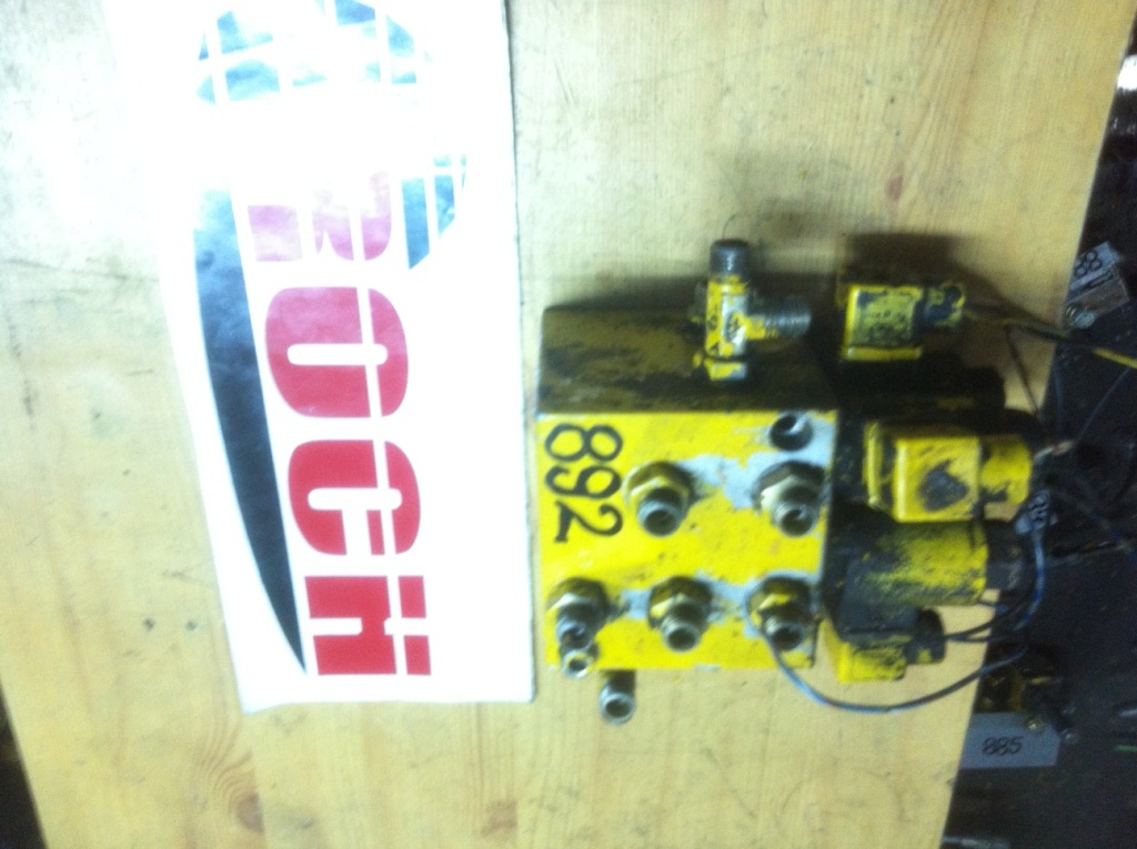 COMATROL 89 01 611 19 + CEWKI 27VDC 26W - صمام هيدروليكي - آلات الإنشاء: صورة 1 COMATROL 89 01 611 19 + CEWKI 27VDC 26W - صمام هيدروليكي - آلات الإنشاء: صورة 1
