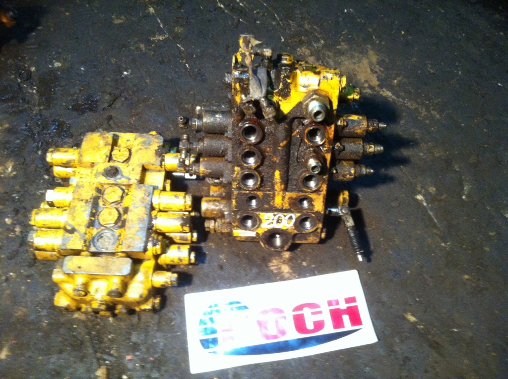KOMATSU BB615584 - 4 SEKCYJNY - صمام هيدروليكي - آلات الإنشاء: صورة 1 KOMATSU BB615584 - 4 SEKCYJNY - صمام هيدروليكي - آلات الإنشاء: صورة 1