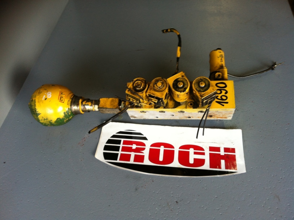 KOMATSU BLOK STEROWNICZY + HYDROAKUMULATOR 95671621 7-1 05 + CEWKI 31635 28VDC - صمام هيدروليكي - حفار ذو عجلات: صورة 1 KOMATSU BLOK STEROWNICZY + HYDROAKUMULATOR 95671621 7-1 05 + CEWKI 31635 28VDC - صمام هيدروليكي - حفار ذو عجلات: صورة 1