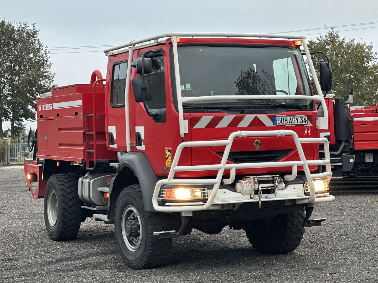 RENAULT Midlum 220 4x4 - شاحنة حريق: صورة 1 RENAULT Midlum 220 4x4 - شاحنة حريق: صورة 1